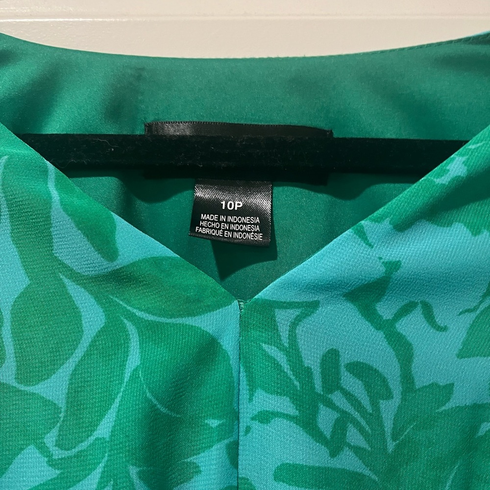 Jessica Howard 10p petite Green Floral V-Neck Short Sleeve Dress - Picture 2 of 3